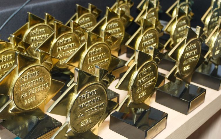 Foto dos troféus do Prêmio Nacional do Turismo 2025
