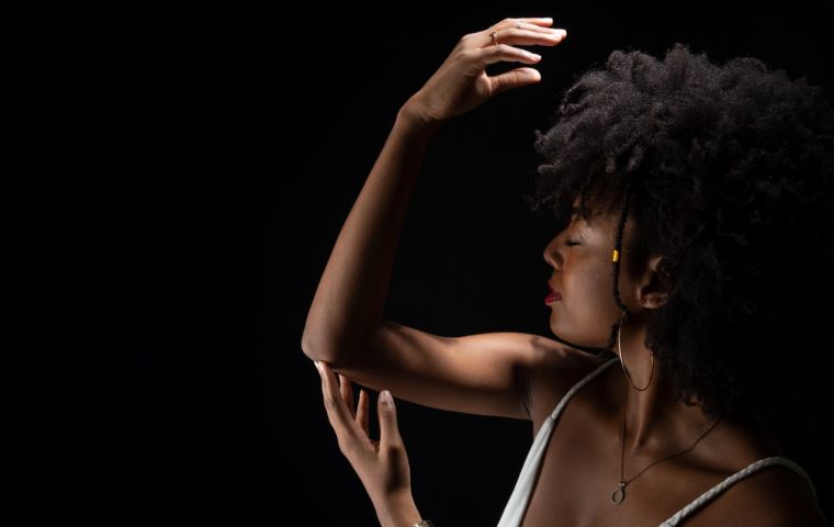 Foto: Divulgação Mulher negra em movimento de dança