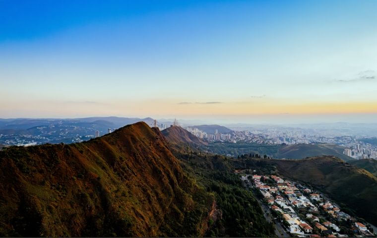 Reprodução acervo Belotur A Serra do Curral e o fogão a lenha