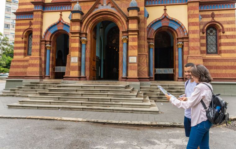 Turistas andando na Igreja São José em BH
