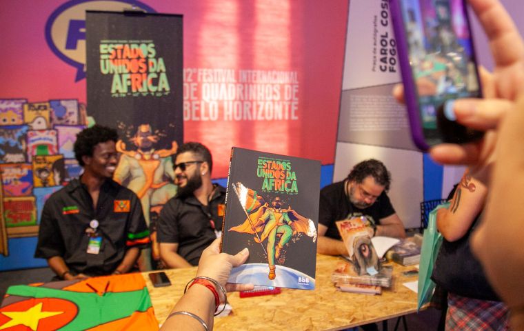 Imagem da sessão de autografos e lançamentos de Livros
