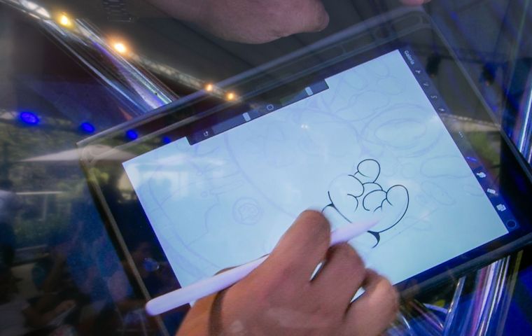 Foto: Glênio Campregher/INSTITUTO PERIFÉRICO Imagem de um quadrinista desenhando em um tablet