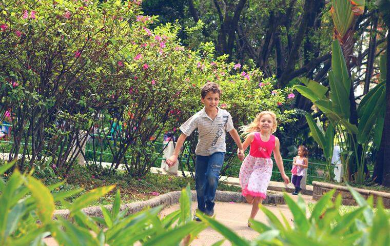 Crianças correndo pelo parque