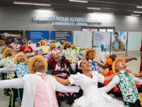 Imagem de um grupo de quadrilha junina se apresentando no aeroporto de Confins