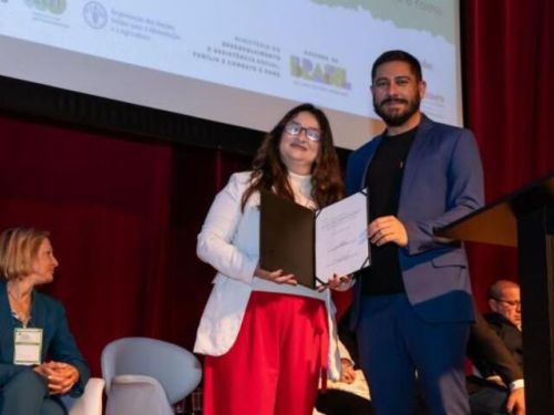 Imagem do presidente da Belotur e Secretaria de Segurança Alimentar recebendo um prêmio