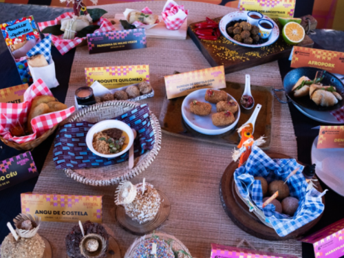 Foto de uma mesa com vários pratos do concurso de prato junino.