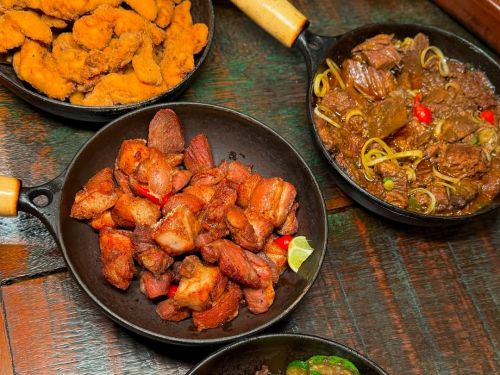 Imagem de frango frito e fígado frito. 