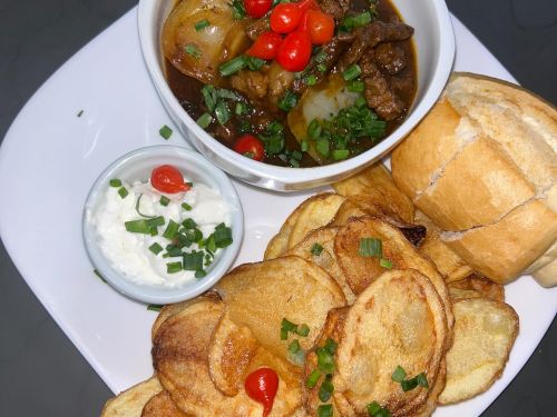 Prato de batata rústica chips com carne cozida e pão francês