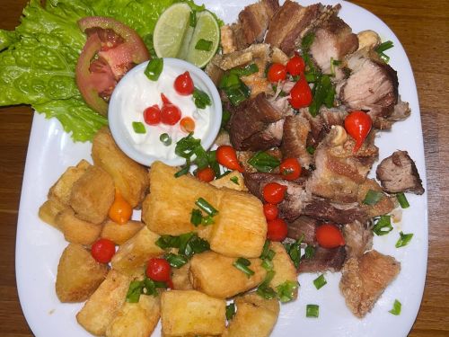 Prato de mandioca com torresmo