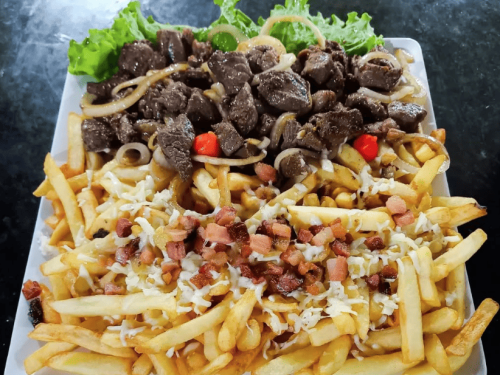 Porção de alcatra com fritas, queijo e bacon