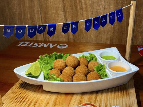 Imagem de um barquinho com peixe frito