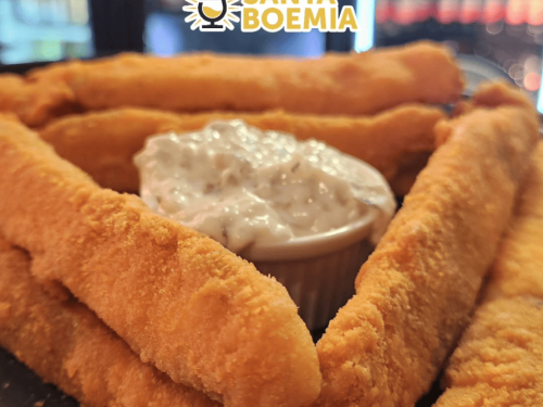 Imagem de peixe frito e um molho ao meio