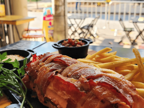 Imagem de uma porção de batata frita e bacon frito