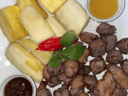 Porção de carne de sereno frita, com mandioca na manteiga de garrafa, acompanha com vinagrete de salsa de criola