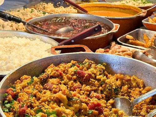 foto do buffet do Restaurante e Bar Sheridan mostrando o feijão tropeiro 