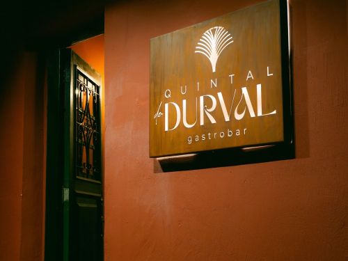 Foto da placa de entrada do resturante Quintal do Durval 