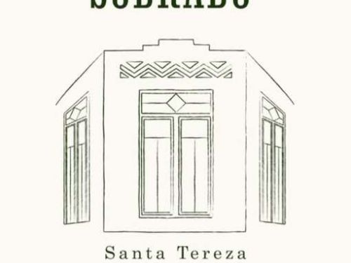 Foto da logo marca contendo o nome do estabelecimento em preto, a faichada desenhada em linhas e o fundo creme 