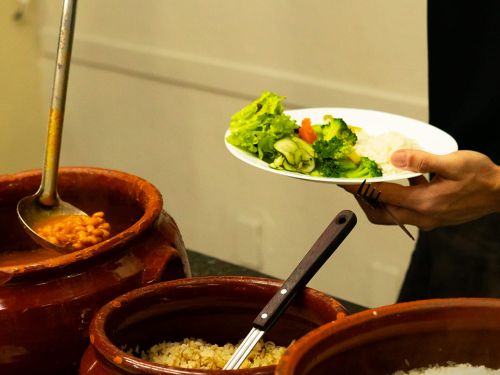 Foto do arroz e feijao em panela de pedra aquecida 