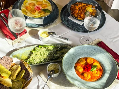 Foto de um mesa pronta com vários pratos 