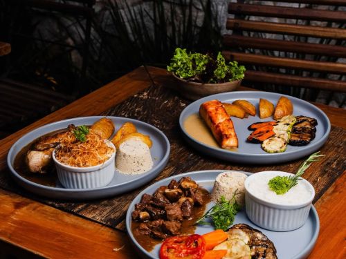 Foto dos 3 pratos feitos no restaurante Quintal do Durval 