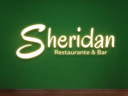 Foto da logo do Restaurante e Bar Sheridan na cor amarela com o fundo verde 