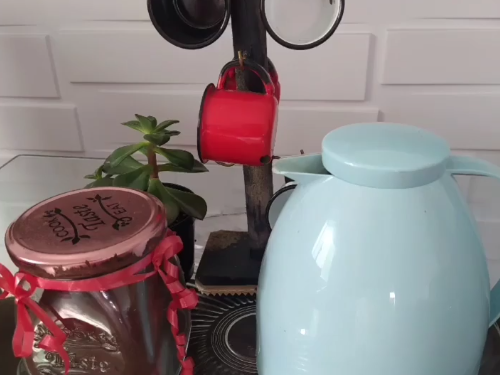 bule de café com um pote de chocolate 