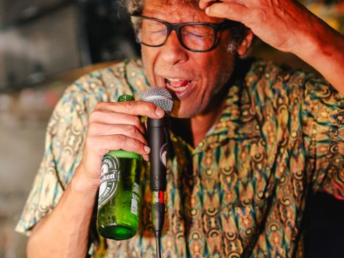 homem cantando no bar 