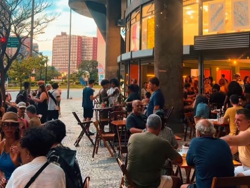 pessoas no bar 