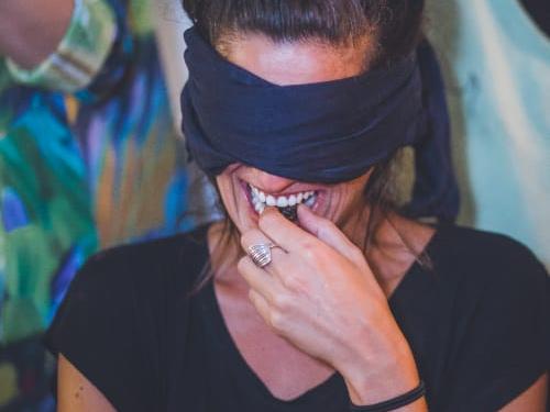 Jantar às Escuras - Uma Experiência para alimentar os Sentidos 