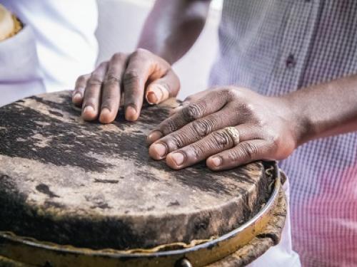 homem tocando tambor