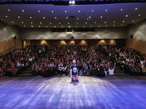 Comédia: Nando Viana em "Coloca o Cinto Que a Viagem Vai Ser Longa"