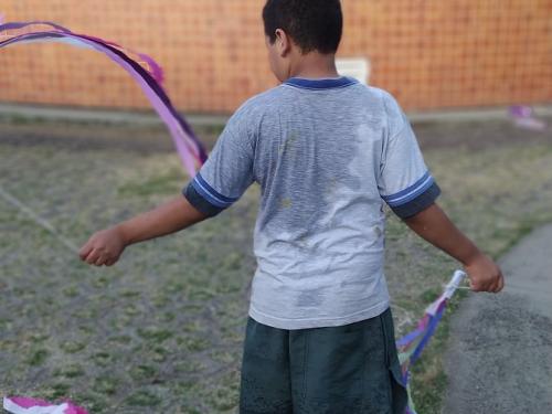 Criança brincando com fitas 