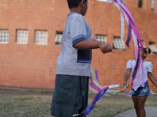 Crianças brincando com fitas 