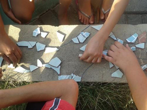 Crianças brincando com Mosaico 