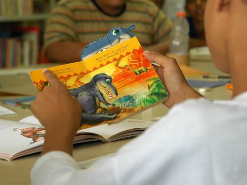 crianças lendo um livro