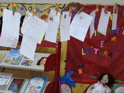 Atividades penduradas em um varal 