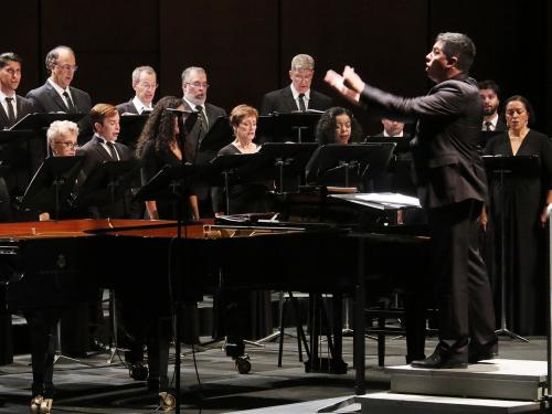 Maestro Hernán Sánchez regendo o Coro em 2019 