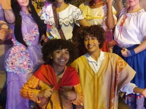  Espetáculo: "Encanto Família Madrigal"