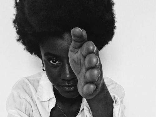 Performance: “Trecho”, com Camila Damião | Memorial Vale