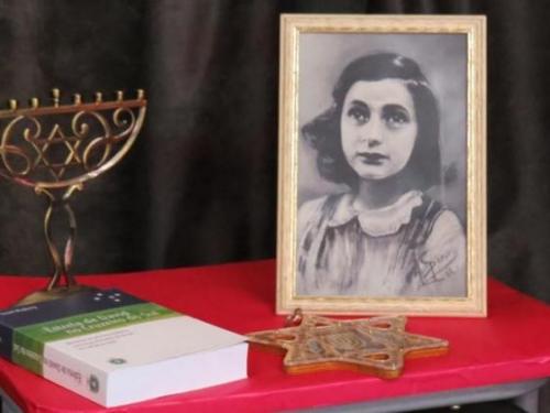 Mesa com retrato de Anne Frank