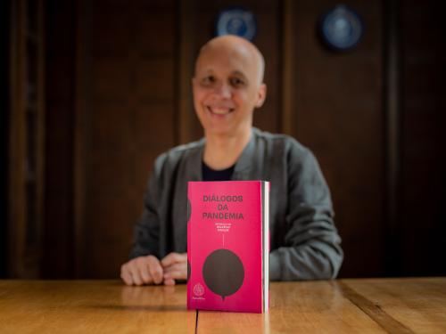 Sempre Um Papo recebe Helvécio Carlos