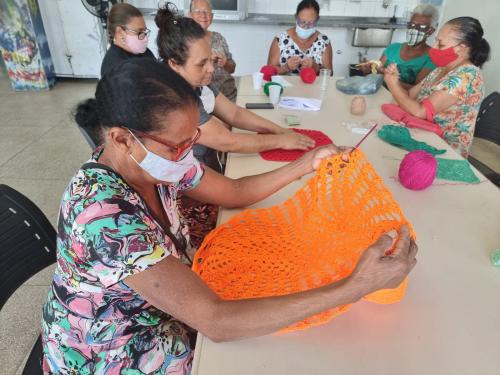 Atividade de crochê no Centro Cultural Vila Santa Rita 