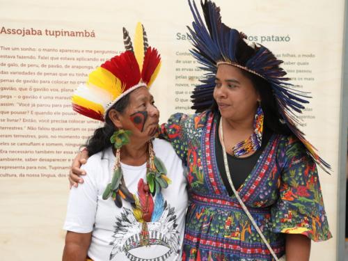 Exposição: “Feito de folhas e penas: Saberes dos matos Pataxó & Assojaba Tupinambá” | Espaço do Conhecimento UFMG