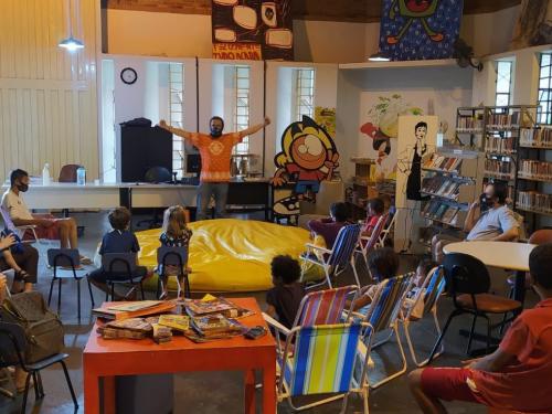 Samuel Medina contando histórias