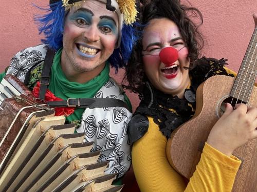 Atores caracterizados de palhaços