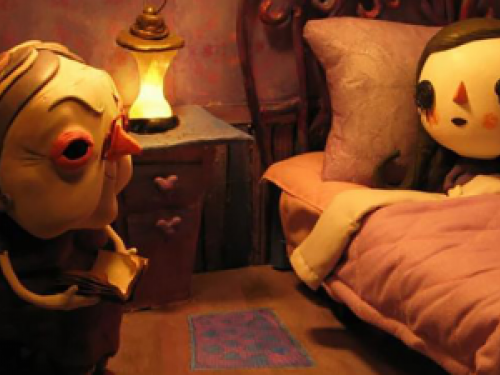 Foto de dois personagens, uma senhora sentada na cadeira ao lado da cama da criança. Espaço de um quarto.