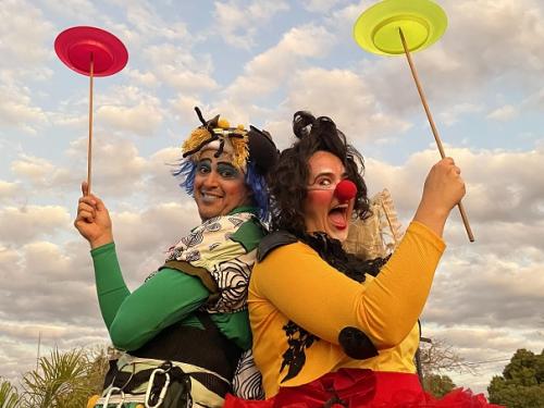 Atores caracterizados de palhaços