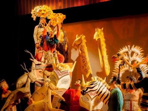 Atores caracterizados de personagens da peça