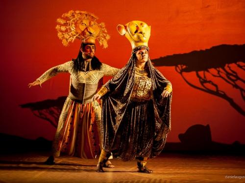 Atores caracterizados de personagens da peça