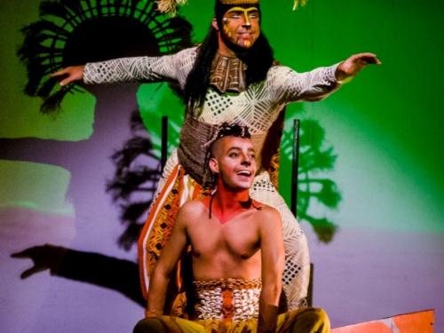 Atores caracterizados de personagens da peça